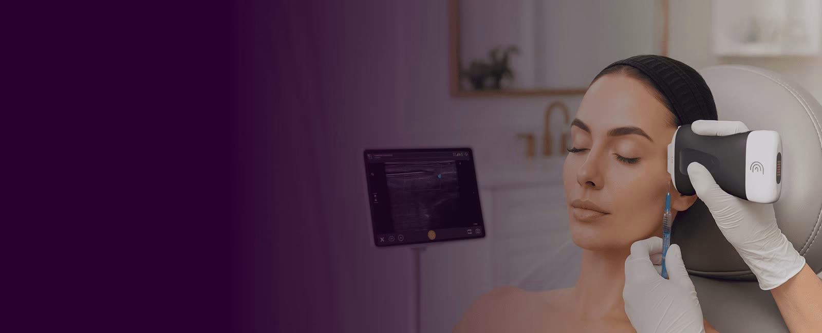 Clarius handheld ultrasound used during an aesthetic treatment