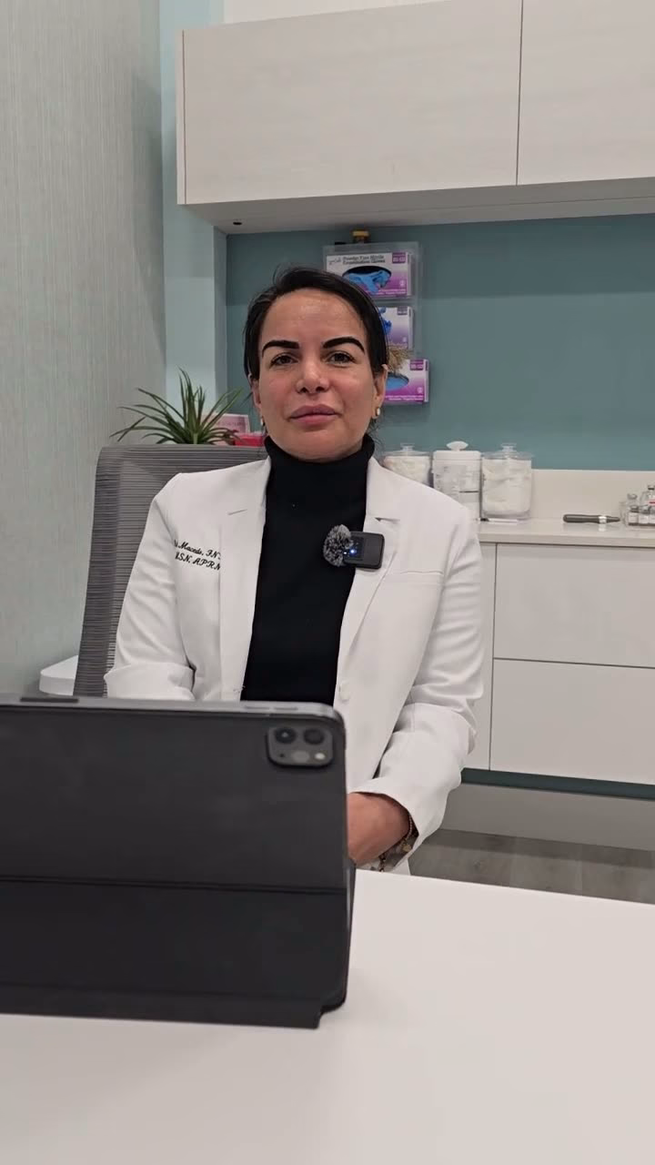 AestheteMed provider explaining the FUE hair transplant method